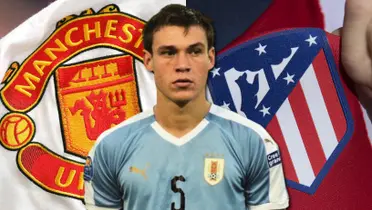 Manuel Ugarte con la camiseta de Uruguay junto a los escudos de Manchester United y Atlético Madrid.