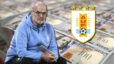 Marcelo Bielsa con el buzo de la Selección de Uruguay.