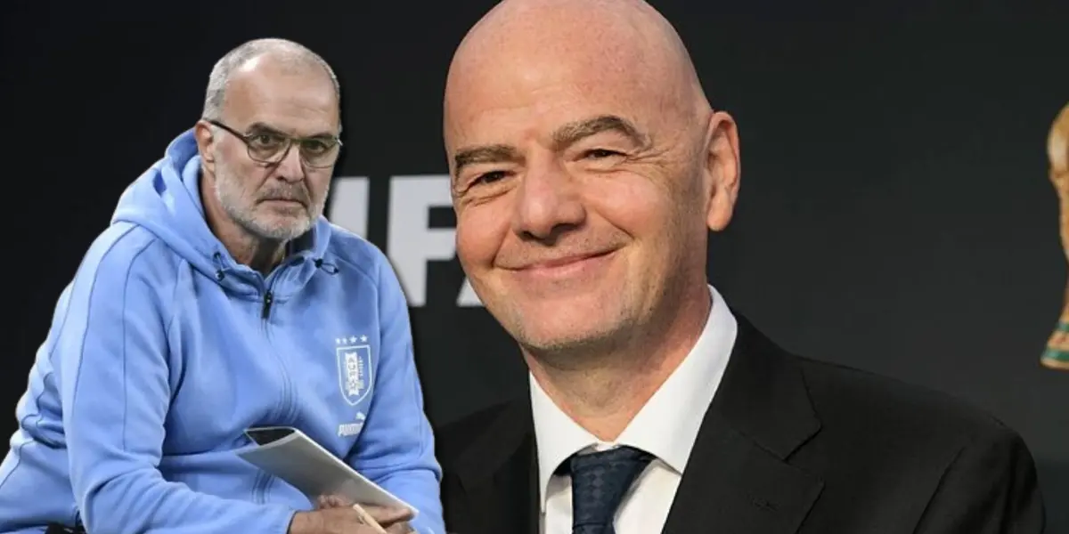 Marcelo Bielsa con el conjunto de Uruguay y Gianni Infantino de fondo.