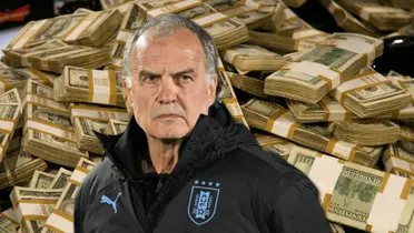 Marcelo Bielsa con la campera de Uruguay.