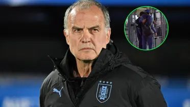 Marcelo Bielsa con la campera de Uruguay y Cavani de fondo.