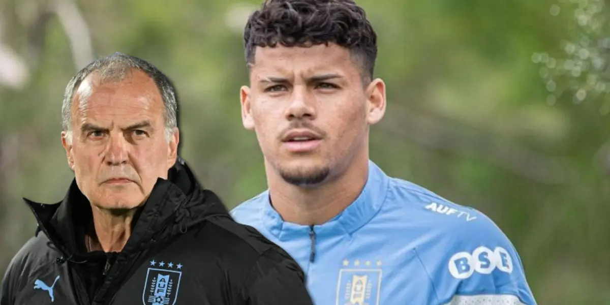 Marcelo Bielsa con la campera de Uruguay y detrás, Maximiliano Araújo.