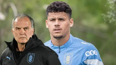 Marcelo Bielsa con la campera de Uruguay y detrás, Maximiliano Araújo.