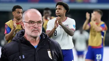 Marcelo Bielsa con la campera de Uruguay y los jugadores de Estados Unidos.