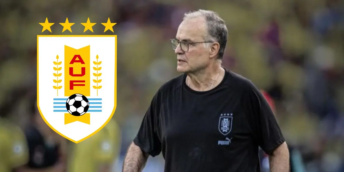 Marcelo Bielsa dirigiendo un partido de la Selección Uruguaya