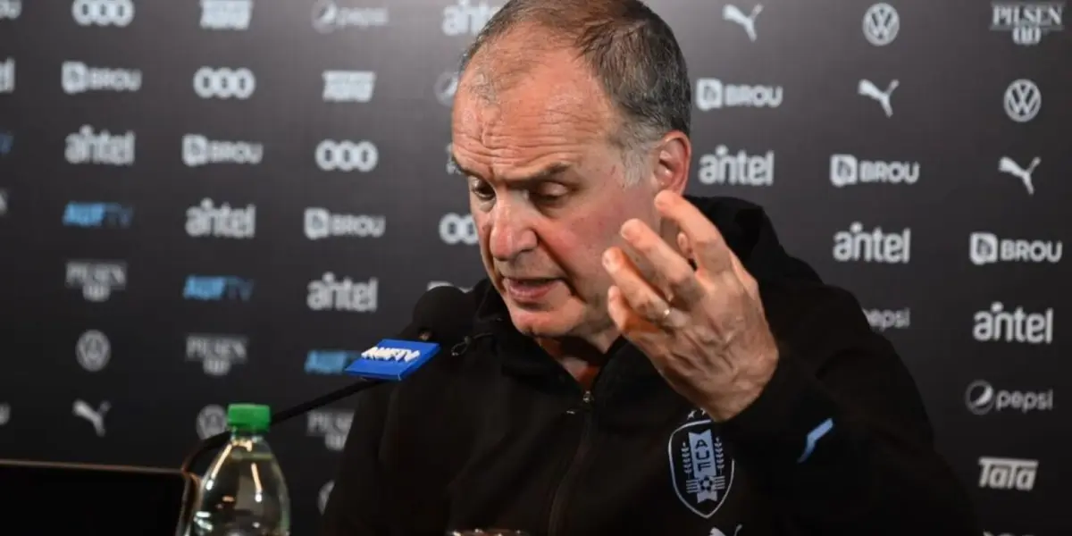 Marcelo Bielsa en conferencia de prensa con Uruguay.