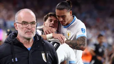 Marcelo Bielsa junto a los jugadores de Uruguay.