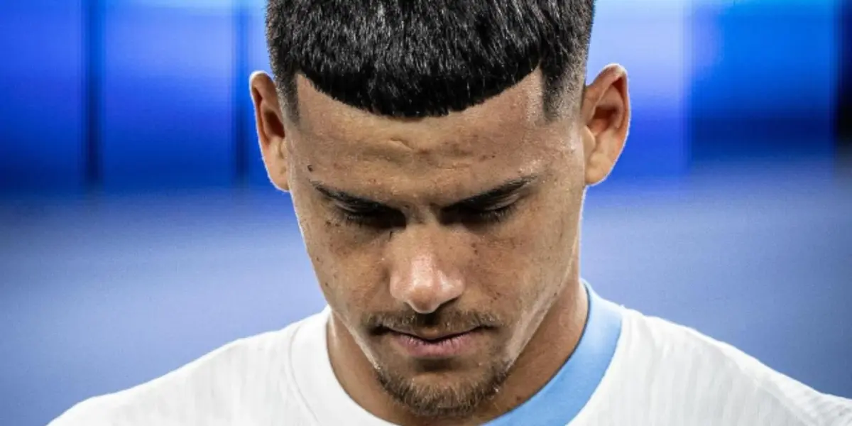 Maximiliano Araújo con la camiseta de Uruguay.