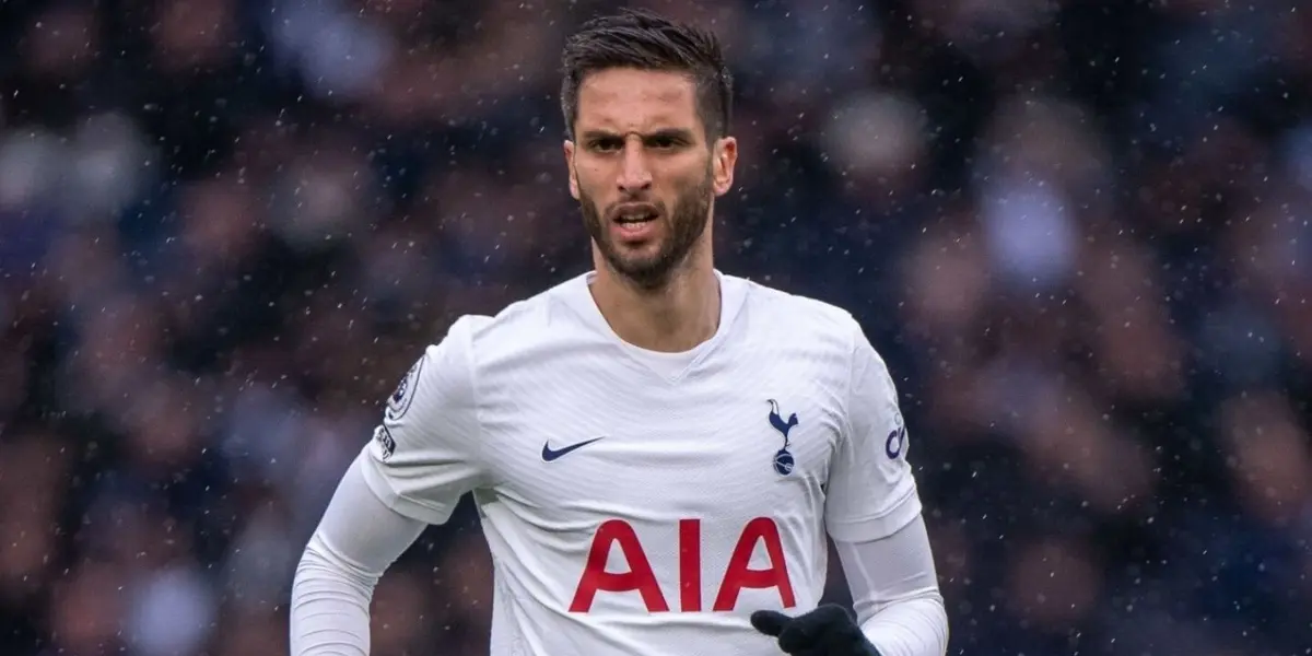 Mientras observaba el partido del Tottenham, Rodrigo Bentancur insultó abiertamente a uno de los jueces de línea