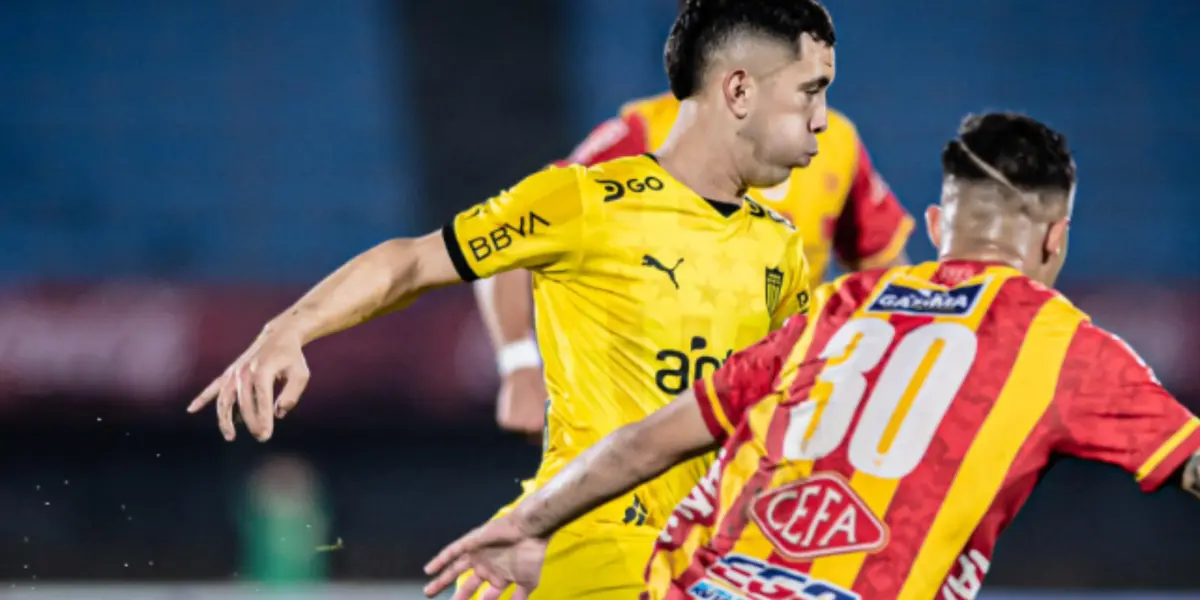 Peñarol contra Progreso en el primer tiempo.