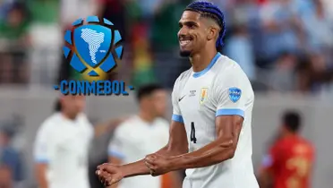 Ronald Araújo con la camiseta de Uruguay y el logo de Conmebol.