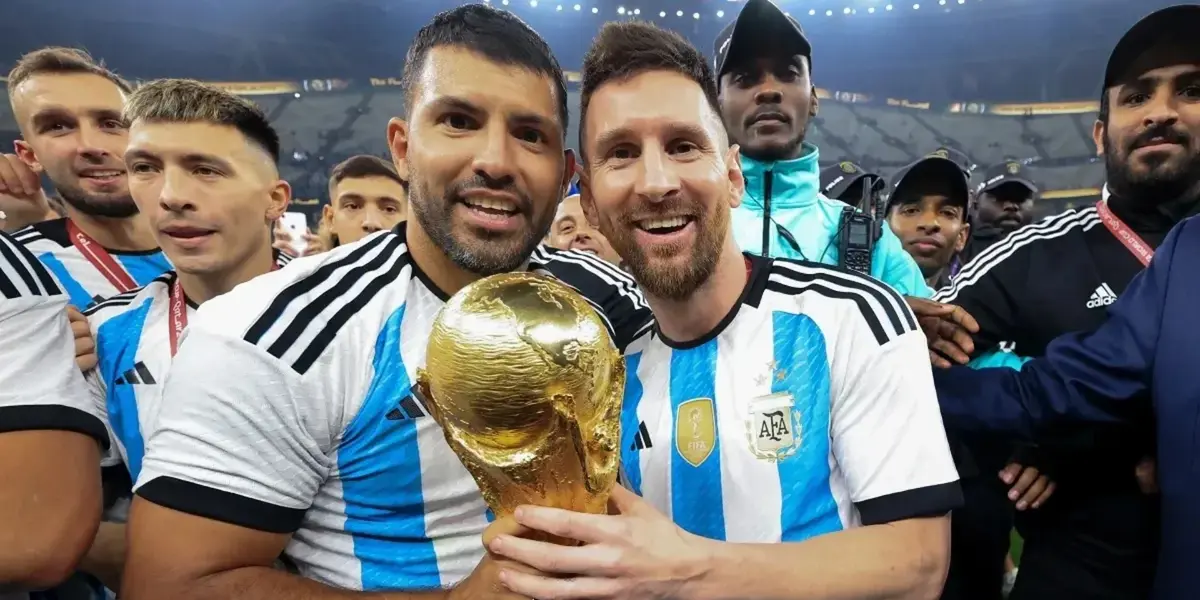 Sergio Aguero y Lionel Messi con la Copa del Mundo